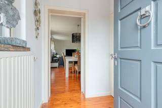 <p><strong>Heusden-Zolder: instapklare woning met 3 slaapkamers, garage en onderhoudsvriendelijke tuin</strong></p>
<p>Deze instapklare woning aan de Oude Baan 161 in Heusden-Zolder biedt een aangename combinatie van wooncomfort, ruimte en een rustige ligging. Dankzij de praktische indeling en de polyvalente ruimte op het gelijkvloers is de woning geschikt voor gezinnen, koppels of wie graag over een extra hobby-, speel- of werkruimte beschikt.</p>
<p>De woning telt drie slaapkamers en beschikt over een garage, meerdere terrassen en voldoende parkeermogelijkheid op eigen terrein. Het onderhoudsvriendelijke perceel zorgt ervoor dat u optimaal van de buitenruimte kunt genieten zonder intensief tuinonderhoud. Een ideale woning voor wie comfortabel en zorgeloos wil wonen.</p>
<p><strong>INDELING:</strong></p>
<p><strong>Gelijkvloers:</strong> inkomhal, apart toilet, woonkamer, keuken, badkamer en polyvalente ruimte</p>
<p><strong>Eerste verdieping:</strong> drie slaapkamers</p>
<p><strong>Buiten:</strong> garage, overdekt terras, tuin met bijkomend terras en parkeermogelijkheid</p>
<p><strong>TROEVEN:</strong></p>
<ul><li>Volledig instapklaar</li><li>Rustige en aangename ligging</li><li>Garage en parkeermogelijkheid op eigen terrein</li><li>Onderhoudsvriendelijk perceel</li></ul>
<p>Bent u op zoek naar een instapklare gezinswoning met voldoende ruimte en een onderhoudsvriendelijke tuin? Ontdek deze eigendom aan de Oude Baan 161 in Heusden-Zolder en plan vandaag nog uw bezoek!</p>
<p><strong>JOUW DROOMWONING. ZO GEVONDEN!</strong></p>