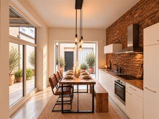 <p>49 m², een flinke dosis karakter en een interieur dat meteen goed zit.</p><p>In de Erwtenstraat 25/001 vind je een gelijkvloers appartement waar authentieke details en een frisse, moderne afwerking elkaar perfect aanvullen. Compact in oppervlakte, maar verrassend sterk in uitstraling.</p><p>De leefruimte heeft precies die warme, rauwe sfeer die dit appartement zo bijzonder maakt. Originele bakstenen muren, karaktervolle houten balken en een mooie lichtinval zorgen voor een interieur met persoonlijkheid. De open keuken met witte kasten, houten werkblad en bakstenen achterwand sluit daar naadloos bij aan. Een fijne plek om te koken, vrienden te ontvangen of gewoon lekker thuis te zijn.</p><p>Aan de straatzijde ligt de slaapkamer, met grote ramen die het daglicht mooi binnenhalen. Ook hier komen de authentieke materialen helemaal tot hun recht. De badkamer is strak en eigentijds afgewerkt, met een inloopdouche, zwarte accenten en opnieuw die prachtige bakstenen muur.</p><p>Achteraan wacht nog een fijne extra: **toegang tot een gedeelde koer**. Een aangename buitenplek om even van de stad te ontsnappen.</p><p>En die stad? Die ligt gewoon aan je voeten. Vanuit de Erwtenstraat zit je vlak bij Park Spoor Noord, het Eilandje en het bruisende Antwerpse stadsleven.</p><p>**49 m² | 1 slaapkamer | 1 badkamer | gedeelde koer | EPC B**</p><p>**Vraagprijs: €179.000**</p><p>Rechtstreeks te koop van eigenaar.</p><p>Interesse om dit appartement zelf te ontdekken? Bel gerust voor een bezoek op **0456 83 87 68**.</p>