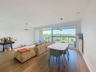 Dit moderne appartement maakt deel uit van een hoogwaardig woonproject naar het ontwerp van architectenbureau Bontinck. Gelegen in de tweede bouwlijn aan de rand van de stad, woont u hier op een zeer fijne, groene plek met een uitstekende mobiliteit: u heeft een ultrasnelle verbinding naar alle belangrijke invalswegen rond Gent.<br /><br />Binnenin valt het appartement op door zijn ruime opzet en de hoeveelheid natuurlijk licht, dankzij de brede raampartijen in de leefruimte. De fijne open keuken vormt het hart van de leefruimte en is uitgerust met kwalitatieve materialen. Blikvanger van het appartement is het volwaardige leefterras, waar u geniet van een prachtig en ontspannend uitzicht op het water van de Schelde en het groen dat zich erachter bevindt.<br /><br />Indeling van het appartement:<br />Inkomhal - leefruimte - open keuken - terras - slaapkamer 1 - slaapkamer 2 - badkamer - berging - wasberging - autostaanplaats (Inclusief gemeenschappelijke fietsenstalling met oplaadcontacten).<br /><br />Praktische info:<br />- Gemeenschappelijke kosten: € 80,00 per maand (provisie).<br />- Autostaanplaats: Bij te huren voor € 80,00 per maand.<br />- Beschikbaar vanaf 01/11/2026!