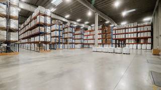 Discover this expansive warehouse of 8,257m², perfectly tailored to your business needs. With modern facilities and excellent accessibility,...