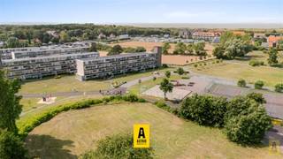 Instapklaar appartement (geen domicilie mogelijk), gesitueerd in het domein Park Atlantis! Uiterst rustig en groen, maar toch kortbij het strand!...