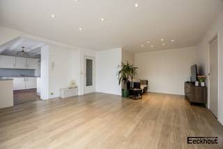 Dit appartement is gelegen nabij belangrijke invalswegen en op een steenworp van het bosje, op deze manier geniet u hier van het beste van...