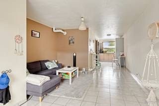 <strong>Duplex te koop met twee slaapkamers in centrum Tessenderlo</strong><br /><br />Op de Gerhagenstraat, in het bruisende centrum van Tessenderlo, vinden we dit duplex appartement. Dankzij de ligging in het centrum bevinden winkels, supermarkten, scholen, horeca en openbaar vervoer zich op wandelafstand. De op- en afrit van de E313 bevindt zich op slechts enkele minuutjes rijden.<br /><br />Het appartement is gelegen in een kleinschalig appartementsgebouw en bevindt zich op de tweede verdieping, die bereikbaar is via de trap. Via de inkomdeur kom je in de ruime woonkamer (21,42m²), die een open geheel vormt met de keuken (12,74m²). Dankzij de twee grote velux-dakramen geniet deze leefruimte van veel natuurlijk licht.<br />De keuken is uitgerust met een koelkast, oven, spoelbak en kookplaat. Aansluitend bevindt zich een praktische berging (5,7 m²) met de aansluiting voor een wasmachine. Tot slot vind je op deze verdieping nog de badkamer (4,25m²), die is ingericht met een toilet, een enkele lavabo en een ligbad.<br /><br />Via de trap bereik je de duplexverdieping, waar zich twee ruime slaapkamers (11,5m² en 14,22m²) bevinden.<br /><br />Het appartement is momenteel verhuurd, waardoor het ook een interessante opportuniteit vormt voor investeerders.<br /><br />De centrale verwarming werkt op aardgas. Met een EPC-score van 202 kWh/m² per jaar behaalt het appartement een gunstig EPC-label C.<br /><br />Spreekt dit leuke appartement jullie aan? Contacteer ons via info@bosmanvastgoed.be voor meer info of een bezoek ter plaatse. Wij helpen jullie graag verder!