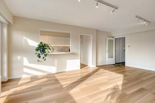 In een rustige straat, nabij het stadscentrum van Diksmuide, stellen we dit gezellige en instapklare tweeslaapkamerappartement aan u voor...