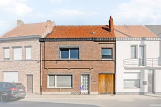 Centraal gelegen in Hamme bevindt zich deze ruime en lichtrijke woning met een bewoonbare oppervlakte van ca. 140 m² op een perceel van 240 m².<br /><br />De woning beschikt over een aangename leefruimte met veel natuurlijk licht en een authentieke houtkachel, een keuken, een ruime badkamer en 3 volwaardige slaapkamers. De grote zolder biedt bijkomend potentieel en kan, mits het plaatsen van een vaste trap, ingericht worden als 4e slaapkamer of polyvalente ruimte.<br /><br />Achteraan bevindt zich een rustige, gezellige tuin. Extra troef is de praktische zijtoegang via een poort, ideaal voor fietsen en afvalberging.<br /><br />Sinds 2019 werden reeds enkele werken uitgevoerd, waaronder de plaatsing van een gas condensatieketel, gedeeltelijke vernieuwing van de ramen en bijkomende isolatie. De woning is voorzien van centrale verwarming. De elektriciteit is niet conform en dient nog in orde gebracht te worden.<br /><br />Ideaal voor wie op zoek is naar een ruime woning met potentieel op een centrale ligging.<br /><br />Interesse? Contacteer Senne via 0499 47 10 68 / senne@woonvast.be voor een bezoek.