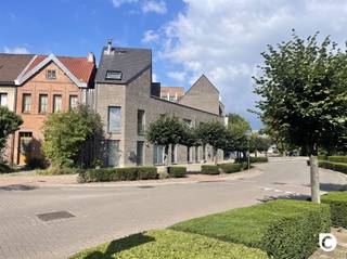 <p><span>Modern gelijkvloers appartement met ruim terras:</span></p><p><span> </span></p><p><span>Ideaal gelegen op wandel - en fietsafstand van openbaar vervoer( tram, bus tram), centrum Antwerpen en Mortsel, winkels en supermarkten, bevindt zich dit moderne verzorgde appartement (74 m² volgens EPC). Deze toplocatie ligt ook zeer dichtbij een groene omgeving waar u heerlijk kan ontspannen. </span></p><p><span> </span></p><p><span>Het appartement is als volgt ingedeeld:</span></p><p><span> </span></p><p><span>Inkomhal : </span></p><p><span>De inkomhal op de gelijkvloerse verdieping is ruim en er kan nog een kast voorzien worden als vestiaire. Hier bevindt zich ook een apart toilet met handenwasser De berging bevindt zich naast de hal en de </span></p><p><span>open keuken. In de berging is ook plaats voor wasmachine en droogkast en voldoende bergruimte.</span></p><p><span> </span></p><p><span>Leefruimte met open keuken :</span></p><p><span>De leefruimte is heel licht ook tijdens donkere dagen doordat er licht langs de voorzijde als door het grote raam langs de achterzijde het appartement binnen komt.</span></p><p><span>De keuken is uitgerust met inductiefornuis met dampkap, koelkast met diepvriesvak, vaatwasser en combi-oven.</span></p><p><span> </span></p><p><span>Slaapkamers en badkamer</span></p><p><span>Er zijn 2 slaapkamers aanwezig en in de badkamer bevindt zich een lavabomeubel en inloopdouche.</span></p><p><span> </span></p><p><span>Autostaanplaats en berging</span></p><p><span>Op -1 bevindt zich een autostaanplaats met erachter een grote berging.</span></p><p><span> </span></p><p><span>Terras :</span></p><p><span>Aansluitend aan de woonkamer kan u genieten op het ruime terras waar het rustig vertoeven is.</span></p><p><span> </span></p><p><span>Troeven :</span></p><p><span>- Toplocatie overal dichtbij</span></p><p><span>- zeer net appartement</span></p><p><span>- Ruim terras</span></p><p><span>- Voldoende parkeerruimte en berging</span></p><p><span>- Gunstig EPC B</span></p><p><span>- Vaste kosten : 50 euro</span></p><p><span>- Plaatsbeschrijving : 250€/pp.</span></p><p><span> </span></p><p><span>Bent u de huurder geschikt voor dit appartement ? Kom vlug kijken en maak een afspraak op <span>www.coprimmo.be</span></span></p><p><span> </span></p>