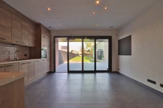 Deze instapklare woning met grote tuin is gelegen in een rustige straat nabij het centrum en is onmiddellijk beschikbaar!Op het gelijkvloers betreedt...