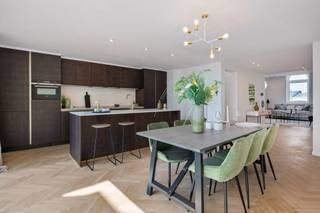 <p><span>Op de Grote Markt van Lier bevindt zich dit stijlvol en </span><span>volledig gerenoveerd</span><span> duplex appartement, waar </span><span>luxe</span><span>, karakter en een uitzonderlijke ligging naadloos samenkomen. Hier woon je midden in het stadsleven, met winkels, horeca en alle voorzieningen op wandelafstand, en de gezellige terrassen die de Grote Markt bij mooi weer tot leven brengen. </span></p><p><span>De lichtrijke leefruimte ademt elegantie en biedt een uniek </span><span>uitzicht op het stadhuis en de Markt</span><span>. Authentieke glas-in-loodramen werden zorgvuldig behouden en esthetisch geïntegreerd, met tegelijk aandacht voor energiezuinig wonen. Aansluitend bevindt zich de open, volledig uitgeruste </span><span>leefkeuken</span><span> met voldoende ruimte voor een grote eettafel, ideaal voor gezellige momenten met familie of vrienden.</span></p><p><span>Via het schuifraam aan de achterzijde bereik je het </span><span>zuidgericht terras</span><span>, een waardevolle buitenruimte waar je in alle rust kan genieten, midden in de stad. Op dit niveau vinden we daarnaast nog een gastentoilet en een praktische berging met aansluiting voor wasmachine en droogkast.</span></p><p><span>De bovenverdieping omvat een ruime master bedroom met aangename lichtinval, een badkamer met inloopdouche en een tweede toilet. Daarnaast is er een extra </span><span>polyvalente ruimte</span><span> die perfect kan dienen als bureau, dressing of tweede slaapkamer, afhankelijk van jouw noden.</span></p><p><span>Verder beschikt het appartement over een privatieve kelderberging van ca. 12 m², een lift in het gebouw en </span><span>parkeermogelijkheden in de nabije omgeving</span><span>. Dankzij de grondige renovatie geniet het appartement bovendien van een gunstige energieprestatie met </span><span>E-peil 73</span><span>.</span></p><p><span>Een unieke woonkans voor wie op zoek is naar karaktervol en energiezuinig wonen op een iconische locatie in het hart van Lier.</span></p>