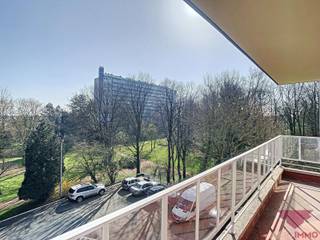 Instapklaar appartement met 1 SLPK!De maandelijkse provisie bedraagt 200 euro, inclusief waterverbruik en verwarming.Voor meer info en/of een bezoek...