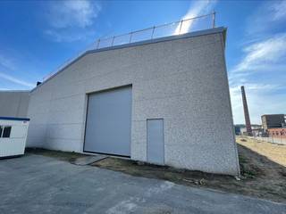 Uitstekend gelegen nieuwbouw KMO-unit van 360 m² te huur op slechts 450 m van de op- en afrit 10 Beernem van de E40.<br />De opslagruimte met een vrije hoogte variërend tussen 6 m en 7,40 m is toegankelijk via een automatische sectionale poort (4,50 m x 4,50 m) met afzonderlijke toegangsdeur. Daarnaast is de loods voorzien van een lichtstraat met rookluik, de nodige elektriciteit en LED-verlichting. <br />Ruime parkeer- en manoeuvreerruimte voorzien op het terrein. Beschikbaar in overleg. <br />Contacteer PANORAMA B2B voor bijkomende (technische) inlichtingen, plannen of een vrijblijvend plaatsbezoek 0479 70 70 73.