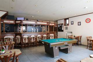 Handelspand met woonst te koop gelegen op toplocatie in Maasmechelen!Bent u op zoek naar een eigendom met tal van mogelijkheden? Dit ruime, goed...