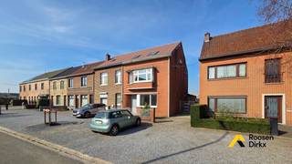 Deze eigendom omvat twee vergunde woonentiteiten: een gelijkvloers appartement en een duplexappartement.Het gelijkvloers appartement beschikt over...