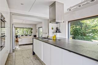 <p><span>Indrukwekkende gezinswoning met 6 kamers, 2 badkamers in het hart van Blaasveld - nabij Willebroek.</span></p><p><span>Bent u op zoek naar een ruime woning met uitzonderlijk veel potentieel? Dan is deze statige gezinswoning in het gezellige Blaasveld beslist een bezoek waard. Met een bewoonbare oppervlakte van maar liefst 426 m² op een perceel van 768 m² geniet u hier van een zee aan ruimte voor het hele gezin en/of thuiswerk. De woning beschikt momenteel over 4 volwaardige slaapkamers, aangevuld met diverse polyvalente ruimtes die eenvoudig kunnen worden ingericht als extra slaapkamers, een bureau, hobbyruimte of speelkamer. Hierdoor biedt deze eigendom tal van mogelijkheden voor grote gezinnen, thuiswerkers, vrij beroep, kangoeroe-wonen, etc.</span></p><p><span>Op het gelijkvloers bevinden zich een ruime en lichtrijke leefruimte met grote raampartijen, een praktische keuken, een stijlvolle eetkamer en verschillende extra ruimtes die zorgen voor optimaal wooncomfort en een bijzonder functionele indeling. Dankzij de royale volumes, de doordachte indeling en de vele uitbreidingsmogelijkheden kan deze woning volledig worden afgestemd op uw eigen woonwensen.</span></p><p><span>Dankzij de gunstige ligging in een rustige en aangename, doodlopende straat in het charmante Blaasveld vormt deze eigendom een unieke opportuniteit voor wie op zoek is naar een ruime gezinswoning met een enorme dosis potentieel.</span></p><p><span> </span></p><p><span>Kom de troeven van deze woonst ter plaatse ontdekken en maak een afspraak: 015/755 444 of info@immovercammen.be </span></p>