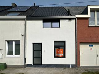 Voor meer informatie of een bezoek contacteer Anne De Block van OC Vastgoed: 0471 38 00 36 of anne@ocvastgoed.be<br /><br />Deze energiezuinige woning met topligging te Wetteren beschikt over drie slaapkamers (9m²/12m²/11m²) en gezellige tuin (280m²). Belangrijke invalswegen, winkels en scholen in de buurt. <br /><br /><strong>De indeling als volgt: <br />Gelijkvloers:</strong><br />Inkomhal, technische ruimte, badkamer voorzien van toilet, lavabo en inloopdouche, uitgeruste keuken en lichtrijke leefruimte (31m²).<br /><strong>Eerste verdieping: </strong><br />Centrale overloop, afzonderlijk toilet en twee ruime slaapkamers (9m²/12m²).<br /><strong>Tweede verdiepig:</strong><br />Mezzanine welke kan dienen als derde slaapkamer (11m²).<br /><br />Zonnig terras met grote tuin! <br />Parkeermogelijkheid voor de deur. <br /><br />Technische gegevens (eerste bewoning na renovatie): dubbele beglazing, centrale verwarming op aardgas, conforme elektriciteit. <br /><br />Bezoekdag zaterdag 11 april, maak vandaag nog uw afspraak! <br /><br />EPC label B (112kWh/m²jaar  / Bewoonbare oppervlakte volgens EPC attest: 83m²  / Perceeloppervlakte: 280m²<br />Stedenbouwkundige inlichtingen: woongebied, bouw vergund, geen verkavelingsvergunning, geen rechterlijke herstelmaatregel of bestuurlijke maatregel opgelegd, geen voorkooprecht<br />Geen overstromingsgevoelig gebied: P-score: C, G-score: C