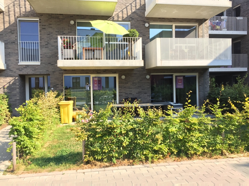 3-slpk appartement met terras, voor-en achtertuin, 2 autostapl. en 2 kelderbergingen. - foto 2