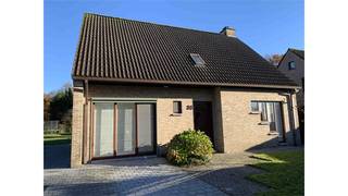 Een mooie vrijstaande woning bestaande uit een woonkamer, ingerichte keuken, 3 slaapkamers, bureel, badkamer, wasplaats, veranda, tuin met...