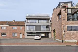 Gelijkvloers 2-slaapkamer appartement met handelsruimte in hartje NeveleDit instapklare gelijkvloers appartement met twee slaapkamers en polyvalente...