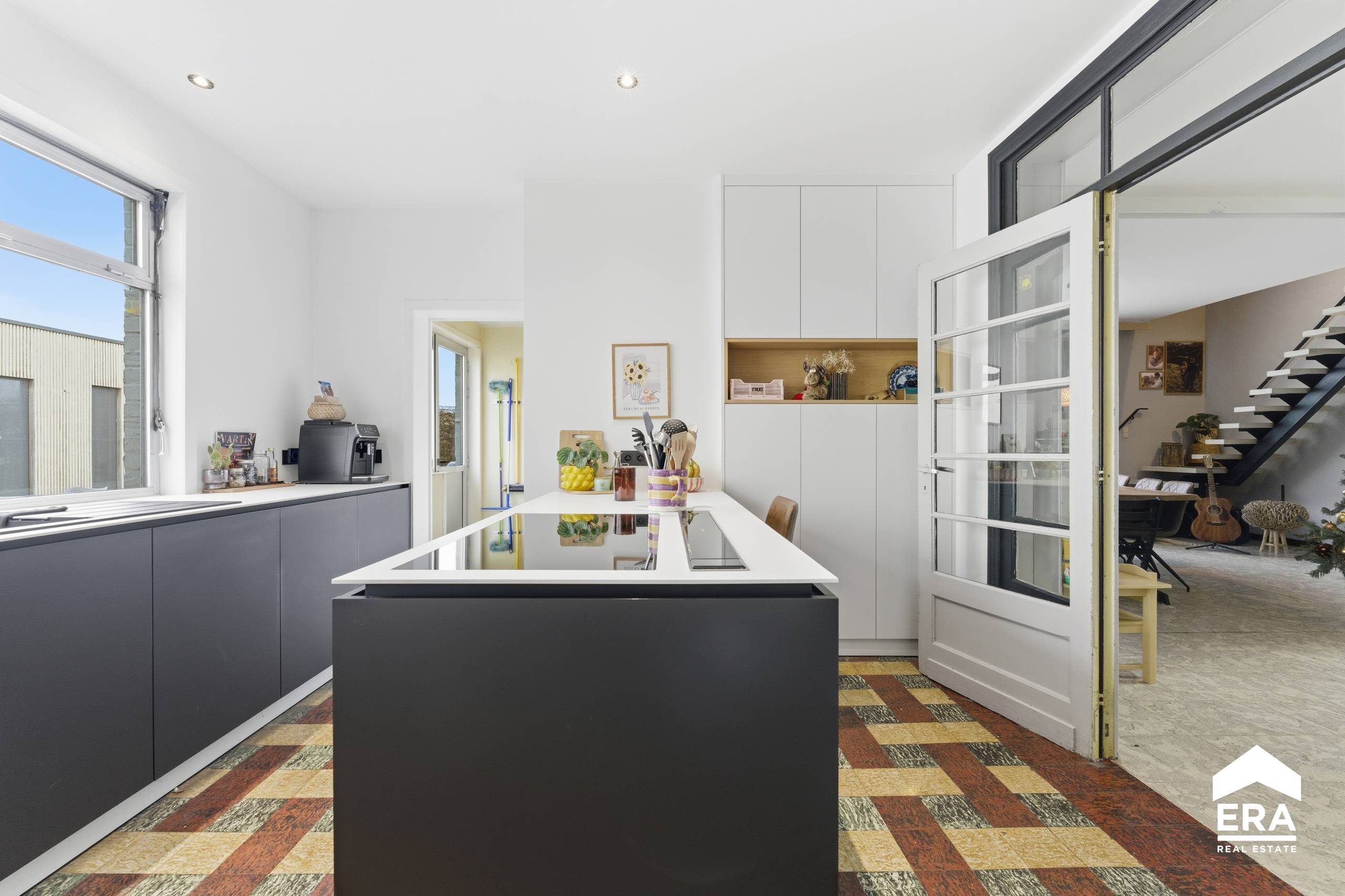 Woonst met handelszaak, atelier en 13 garages - foto 5