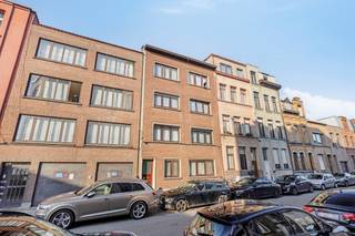 Op zoek naar een interessante investering of een gezellige woonst op een centrale ligging? Dan is dit lichtrijke appartement op de tweede...