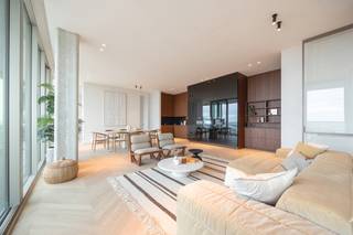 <strong>Visitez notre APPARTEMENT MODÈLE le dimanche des nouvelles constructions (Nieuwbouwzondag), le 23 octobre de 10h à 16h. Inscrivez-vous sur info@demeester.eu ou via le formulaire de contact. Nous vous contacterons pour fixer un rendez-vous.</strong><br /><br />Antwerp Tower - L'un des bâtiments emblématiques qui composent l'horizon d'Anvers.<br /><br />Vivre au centre de la ville, sur la place de l'opéra rénovée, sur la couronne du Meir et à quelques minutes à vélo du Sud et de l'Eilandje.<br />Métropole d'Anvers : entre mode et diamants, entre "de Leien et de Kaaien", où l'ancien et le nouveau se rencontrent, le cœur de la ville est votre arrière-cour.<br /><br />La durabilité et la qualité sont les pierres angulaires du Antwerp Tower. Par exemple, chaque appartement bénéficie d'un chauffage au sol grâce aux capteurs solaires en toiture, des protections solaires à l'intérieur augmentent votre confort de vie et une finition sur-mesure de qualité. De larges bétons cirés avec des fenêtres sans joint et du sol au plafond caractérisent les appartements.<br /><br />Les appartements Serenity haut de gamme sont situés entre les 22ème et 26ème étages. Finition luxueuse optimale, panorama exclusif, surfaces vitrées généreuses : intimité inconditionnelle.