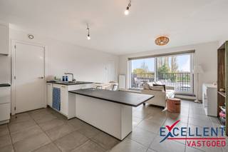 <p><span>Dit prachtig en energiezuinig appartement bevindt zich op wandelafstand van winkels, scholen, het openbaar vervoer en invalswegen en is ideaal voor alleenstaanden, koppels of investeerders!</span></p><p><span>De lichtrijke leefruimte geniet van grote raampartijen en geeft uit op een zonnig terras. De open keuken met ontbijtbar is volledig uitgerust met oven, kookplaat, afzuigkap, vaatwasmachine en praktische kasten, met andere woorden een aangename plek om te koken en te tafelen.</span></p><p><span>Daarnaast is er een ruime slaapkamer en een moderne badkamer die voorzien is van een inloopdouche, stijlvol wastafelmeubel en handdoekdroger. Ook is er een aparte berging/wasruimte die extra opbergruimte biedt.</span></p><p><span>Dankzij het gebruik van onderhoudsvriendelijke materialen en een tijdloze afwerking is dit een appartement die meteen bewoonbaar is zonder zorgen. Een extra troef is het BEN-label dat dit appartement heeft, waardoor zeer weinig energie verbruikt wordt voor verwarming, ventilatie, koeling en warm water.</span></p><p><span>Het gebouw beschikt tevens over een gemeenschappelijke fietsenberging mét mogelijkheid tot opladen van de elektrische fiets.</span></p><p><span>Er is ook een mogelijkheid tot aankoop van een garagebox aan 20.000 EURO.</span></p><p><span>Kortom, een ideaal appartement voor wie comfort, stijl en bereikbaarheid weet te waarderen!</span></p><p><span>Ontdek dit mooie aanbod en contacteer ons via 09 380 09 74 of info@excellent-vastgoed.be</span></p><p><span> </span></p>