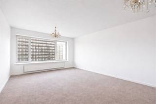 <p>Dit <strong>op te frissen appartement</strong> is gelegen op de <strong>9de verdieping</strong> van een verzorgd appartementsgebouw aan de <strong>Potvlietlaan in Berchem</strong> en geniet van een <strong>prachtig open uitzicht</strong>.</p><p>Een van de grootste troeven is de <strong>zeer grote en lichtrijke leefruimte</strong>, die dankzij de grote raampartijen baadt in natuurlijk licht en rechtstreeks uitgeeft op het <strong>ruime terras</strong>. Vanop deze hoogte geniet men in alle rust van een <strong>vrij en panoramisch uitzicht</strong>.</p><p>Het appartement beschikt over <strong>drie volwaardige slaapkamers</strong>, wat het uitermate geschikt maakt voor gezinnen, thuiswerk of wie extra ruimte wenst. De <strong>keuken</strong> is praktisch ingericht en biedt de mogelijkheid om deze volledig naar eigen smaak te moderniseren.</p><p>Verder omvat het appartement een <strong>badkamer met bad/douche en lavabo</strong>, een <strong>afzonderlijk toilet</strong> en een <strong>inkomhal met ingebouwde kasten</strong>, wat zorgt voor extra opbergruimte.</p><p>Hoewel het appartement <strong>op te frissen</strong> is, beschikt het over <strong>uitstekende basiskenmerken</strong>: een sterke en functionele indeling, <strong>een grote leefruimte</strong>, <strong>drie volwaardige slaapkamers</strong>, een <strong>groot terras</strong>, een <strong>prachtig uitzicht</strong> en een <strong>energiezuinig EPC-label B (167 kWh/m²/jaar)</strong>, waardoor <strong>geen renovatieverplichting</strong> van toepassing is.</p><p>De ligging is <strong>ideaal</strong>, met winkels, openbaar vervoer, scholen en vlotte verbindingen naar het centrum van Antwerpen en belangrijke invalswegen in de onmiddellijke omgeving.</p><p>Plan nu uw bezoek!</p>