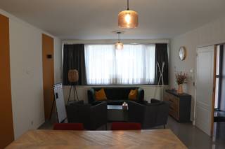 Gunstig gelegen woning op wandelafstand van verschillende winkels, scholen en het openbaar vervoer!  Dit huis bevindt zich in een rustige straat,...