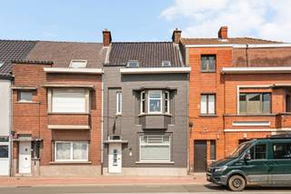 <p>Op zoek naar een ruime gezinswoning met tal van mogelijkheden? Dan is deze karaktervolle woning in Deinze zeker een bezoek waard.<br /><br />Via de inkomhal betreedt u de gezellige leefruimte, die aansluit op de keuken. Op het gelijkvloers bevinden zich daarnaast nog verschillende praktische ruimtes die volledig naar eigen wens kunnen worden ingericht, zoals een bureauruimte, hobbyruimte of berging.<br /><br />Op de eerste verdieping vindt u drie volwaardige slaapkamers en de badkamer. De tweede verdieping biedt nog twee extra slaapkamers, waardoor de woning in totaal beschikt over maar liefst vijf ruime slaapkamers. Ideaal voor grote gezinnen, thuiswerkers of wie graag extra ruimte heeft voor een dressing, hobbykamer of logeerkamers.<br /><br />Een absolute meerwaarde is de mogelijkheid tot een uitgang langs de achterzijde via de garages, wat zorgt voor extra toegankelijkheid en praktisch comfort. Deze troef is zeldzaam bij dit type woning.<br /><br />Dankzij de solide constructie, de ruime bewoonbare oppervlakte en het gunstige EPC-label C vormt deze woning bovendien de ideale basis om verder te moderniseren en volledig naar eigen smaak af te werken.<br /><br />Troeven:<br /><br />5 volwaardige slaapkamers<br />Mogelijkheid tot achteruitweg via de garages<br />Gunstig EPC-label C<br />Ruime bewoonbare oppervlakte<br />Veel renovatie- en inrichtingsmogelijkheden<br />Centrale ligging nabij winkels, scholen en openbaar vervoer<br /><br />Interesse in deze ruime woning met tal van mogelijkheden? Contacteer Immo Beguin vandaag nog voor een bezoek en ontdek zelf alles wat deze eigendom te bieden heeft.<br /><br />Immo Beguin – jouw vastgoedexpert sinds 2009<br />Kantoren in Ronse, Waregem, Kortrijk, Deinze, Doornik en Lessines.<br /><br />Meer info of een bezoek aanvragen via pieter@immobeguin.be.</p>