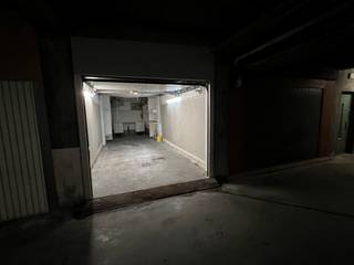 Ruime ondergrondse garage in het centrum van HarelbekeDeze garage is ideaal gelegen pal in het centrum van Waregem en is vlot bereikbaar via het...