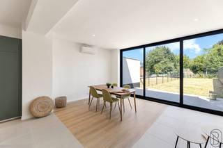 Deze woning is kwalitatief en smaakvol gerenoveerd. Op de Place van Flobecq, grote omheinde tuin en aangelegd terras, ENERGIEZUINIG, 4 SLK...