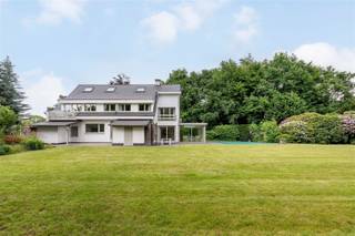 <p><span>WILRIJK - Oosterveld</span><span>: Ruime villa (ca 352m²) met 4 slaapkamers, 3 badkamers, zwembad en zuidgerichte tuin. EPC-label C.</span></p><p><span> </span></p><p><span>Deze ruime villa met zwembad op een terrein van 2.021m² is gelegen in een doodlopende straat. </span></p><p><span>Verschillende faciliteiten en invalswegen zijn vlakbij en ook park Den Brandt, Nachtegalenpark en Middelheimpark bevinden zich op wandelafstand. </span></p><p><span>Bij zonnig weer is het heerlijk genieten aan het zwembad in de zeer grote tuin en ook binnen is het gezellig vertoeven.</span></p><p><span> </span></p><p><span>BESCHRIJVING:</span></p><p><span> </span></p><p><span>Gelijkvloers</span><span>: </span></p><p><span>Via een overdekte inkom wordt de ruime inkomhal betreden. </span></p><p><span>Hier is toegang tot de inpandige garage met aansluitend een kamer voorzien van een doucheruimte met toilet. </span></p><p><span>Gezellige eetplaats met open haard met verhoogde zitruimte uitkijkend op de tuin. Aangrenzend aan de zitruimte een aparte bureauruimte of kleine speelkamer.</span></p><p><span>Ingerichte keuken (gasvuur met oven, dampkap, vaatwasser). Naast de keuken veel praktische bergruimte en een apart toilet. </span></p><p><span>De vernieuwde, ruime veranda geeft toegang tot de grote zuidgerichte tuin met zwembad. </span></p><p><span> </span></p><p><span>1° verdieping:</span></p><p><span>Nachthall met apart toilet.<br />Ruime masterbedroom (ca 25m²) met aansluitende badkamer voorzien van een ligbad met douche, dubbele lavabo en toilet. </span></p><p><span>Verder zijn er 3 extra slaapkamers (ca 29m², 27m², 11,5m²) en een tweede badkamer met ligbad, toilet en lavabomeubel. </span></p><p><span> </span></p><p><span>Via een automatisch dalende zoldertrap kan de zolder bereikt worden. </span></p><p><span>Hier is voldoende ruimte voor berging of voor het inrichten van een extra kamer. </span></p><p><span> </span></p><p><span>Kelder met verwarmingsketel en filterinstallatie van het zwembad.</span></p><p><span>Oprit met plaats voor 3 wagens.</span></p><p><span> </span></p><p><span>BIJZONDERHEDEN:</span></p><p><span>- zwembad</span></p><p><span>- gelegen aan het einde van een doodlopende straat</span></p><p><span>- recent vernieuwd en geïsoleerd dak</span></p><p><span>- nabij winkels, scholen, ziekenhuizen en parken</span></p><p><span> </span></p>