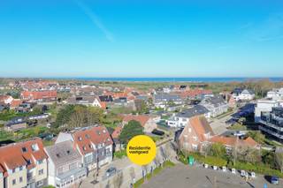 Ontdek dit instapklare gelijkvloers appartement gelegen op een toplocatie, op wandelafstand van strand, zee.<br /><br />Dit recente appartement combineert moderne afwerking met praktisch comfort. Dankzij de energiezuinige installaties (centrale verwarming op aardgas, dubbel glas en een gunstig EPC-label B) geniet je van lage energiekosten.<br /><br />Binnenin verwelkomt een lichtrijke leefruimte je met een open keuken die volledig uitgerust is met toestellen. Twee volwaardige slaapkamers bieden toegang tot het zonnig terras. De badkamer met douche en lavabomeubel en een handige berging met cv-installatie zorgen voor extra comfort en praktische opbergruimte.<br /><br />Verder beschikt het appartement over elektrische rolluiken, pvc-ramen met dubbel glas en tegelvloeren in alle ruimtes – onderhoudsvriendelijk en stijlvol.<br /><br />Of je nu op zoek bent naar een vaste woonst, een tweede verblijf aan zee of een investering met potentieel, dit appartement heeft het allemaal.<br /><br />Mis deze kans niet en plan vandaag nog je bezoek! <br />Neem voorsprong met een vrijblijvende en gratis schatting van uw eigendom via: http://www.residentievastgoed.be/gratisonlineschatten<br /><br />EPC: 150 kWh/m² - Label B