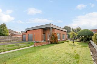 Bent u op zoek naar een ruime, alleenstaande gezinswoning waar rust, comfort en een uitstekende bereikbaarheid hand in hand gaan?<br />Dan zal deze verzorgde bungalow in Torhout u ongetwijfeld weten te bekoren. De woning is gelegen op een <strong>mooi rechthoekig perceel van circa 900 m²</strong> en geniet van een rustige woonomgeving met een vlotte verbinding naar de N32, de E403 en het centrum van Torhout.<br /><br />Deze kwaliteitsvolle woning werd gebouwd in 1969 met aandacht voor een degelijke constructie, duurzame materialen en een praktische indeling.<br />Met een <strong>bewoonbare oppervlakte van 167 m²</strong>, een <strong>dubbele inpandige garage</strong>, drie volwaardige slaapkamers en een perfect onderhouden tuin vormt deze eigendom de ideale thuisbasis voor wie op zoek is naar ruimte en wooncomfort.<br /><br />Via de verzorgde inkomhal, die eveneens toegang biedt tot de dubbele garage, komt u terecht in de aangename leefruimte.<br />Dankzij de grote raampartijen geniet deze van een overvloed aan natuurlijk licht, terwijl de gezellige zithoek met houtkachel een warme en uitnodigende sfeer creëert. De aansluitende eetplaats vormt de ideale plek om gezellig samen te tafelen met familie en vrienden.<br /><br />De volledig geïnstalleerde hoekkeuken beschikt over een praktische ontbijthoek waar u elke dag comfortabel kunt starten.<br />Aansluitend bevindt zich een ruime berging/wasplaats die extra comfort en heel wat praktische opbergruimte biedt.<br /><br />De nachthal leidt naar een apart gastentoilet, drie ruime slaapkamers en een verzorgde badkamer, uitgerust met een ligbad, afzonderlijke douche en enkele wastafel.<br /><br />Ook buiten heeft deze woning heel wat te bieden. <strong>De zuidgerichte tuin werd steeds met de grootste zorg onderhouden</strong> en vormt een heerlijke plek om in alle rust van de zon en de groene omgeving te genieten. Het ruime terras sluit hier naadloos op aan en biedt alle mogelijkheden om tijdens de zomermaanden uitgebreid te ontspannen of gezellig te genieten met familie en vrienden.<br />Achteraan de garage bevindt zich bovendien nog een praktische tuinberging, ideaal voor het opbergen van tuinmateriaal, fietsen of hobbybenodigdheden.<br /><br />De dubbele inpandige garage met sectionale poort biedt plaats aan twee wagens en zorgt voor extra opslagruimte.<br />Daarnaast beschikt de woning over een <strong>ruime oprit waar vier bijkomende wagens</strong> comfortabel kunnen parkeren.<br /><br /><strong>Deze eigendom combineert een rustige ligging, een ruim perceel van circa 900 m², een degelijke bouwkwaliteit en een bijzonder praktische indeling tot een totaalpakket dat vandaag nog zelden wordt aangeboden.<br />Een ideale woning voor gezinnen of koppels die op zoek zijn naar ruimte, privacy en comfortabel wonen op een uitstekende locatie.</strong><br /><br />Bent u op zoek naar een verzorgde alleenstaande woning met drie slaapkamers, een dubbele garage, een zonnige tuin en een uitstekende bereikbaarheid?<br />Dan is dit ongetwijfeld een eigendom die u gezien moet hebben. Contacteer vandaag nog de eigenaars voor een bezoek en ontdek zelf de vele troeven van deze prachtige woning.<br /><br />EPC 763 kWh/m2 - UC3965739<br /><br />+ Ruime en verzorgde alleenstaande bungalow<br />+ Gunstig gelegen met een vlotte bereikbaarheid (N32 & E403)<br />+ Dubbele garage (45m2) en oprit voor 4 wagens<br />+ Perceel van circa 900m2, met uitstekende onderhouden tuin<br />+ Perceelbreedte van 22m (koppelwoning mogelijk bij sloop & heropbouw)<br />+ Regenput<br /><br />KOOP DEZE TOPPER RECHTSTREEKS VAN DE EIGENAARS!<br /><br />0473/39.80.30 of 0492/18.53.56<br /><br />DEZE BUNGALOW WORDT VERKOCHT ZONDER VASTGOEDMAKELAAR!<br /><br />Ook beslist om uw eigendom te verkopen? Bespaar de makelaar dankzij onze reeds bewezen succesformule.<br />