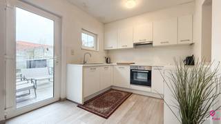 <div>Bij ImmoFusion 7/7 “open huis” : klik op onze 3D-TOUR.</div>
<div>Ervaar vastgoed alsof je er zelf doorloopt!</div>
<div></div>
<div>In een kleinschalige residentie bestaande uit slechts twee appartementen bevindt zich dit volledig vernieuwde gelijkvloerse appartement in Heusden. Dankzij de grondige renovatie in 2012 is deze appartement volledig instapklaar en geldt er geen renovatieplicht.</div>
<div>Bij het binnenkomen heeft u via de inkomdeur rechtstreeks toegang tot uw privatieve appartement. De lichtrijke leefruimte sluit naadloos aan op de keuken, wat zorgt voor een aangenaam en open gevoel.</div>
<div>Vanuit de woonkamer bereikt u de eerste slaapkamer. De tweede slaapkamer is toegankelijk via de keuken, wat ook ideaal kan zijn als bureau, hobbyruimte of kinderkamer.</div>
<div>De keuken werd vernieuwd met een kwalitatieve Xena-keuken en biedt toegang tot het terras en de aangename tuin — perfect om te genieten van rust en privacy.</div>
<div></div>
<div>Pluspunten:</div>
<div></div>
<div><span> - Een praktische berging</span></div>
<div><span> - Een badkamer met ligbad</span></div>
<div><span> - Vernieuwde binnendeuren</span></div>
<div><span> - Geïsoleerd dak</span></div>
<div><span> - Vernieuwde water- en elektriciteitsleidingen </span></div>
<div><span> - Ventilatiesysteem C en D</span></div>
<div><span> - Geen renovatieplicht </span></div>
<div><span> - Gelijkvloers met tuin en terras</span></div>
<div>- Gasverwarming</div>
<div><span> - Kleinschalige residentie (slechts 2 appartementen)</span></div>
<div><span> - Instapklaar</span></div>
<div></div>
<div>Voor een bezichtiging ter plaatse of meer info, bel ons op 078/78.78.70, of kom gewoon binnen op ons kantoor, steeds welkom!</div>
<div></div>