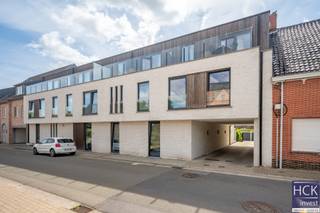 <strong>De ligging</strong><br />Dit nieuwbouw BEN-appartement is gelegen in het <strong>centrum van Kruishoutem</strong> op wandelafstand van allerhande winkels, horeca, alsmede het openbaar vervoer. Tevens is het op- & afrittencomplex van de E17 op amper 5 min. rijden te bereiken, alsook zijn de omliggende gemeenten (Deinze, Waregem, Zulte, Oudenaarde) dankzij diverse verbindingswegen allen vlot bereikbaar.<br /><br /><strong>Het appartement</strong><br />Het appartement zelf is gelegen op de eerste verdieping van 'Residentie Claus', opgetrokken in 2023. Energiezuinigheid is hier absoluut van toepassing met een <strong>E-peil van minder dan 20</strong>, er zijn ondermeer <strong>zonnepanelen </strong>gekoppeld privatief aan het appartement. <br /><br /><strong>Indeling</strong><br /><span>Inkomhal - apart gastentoilet - ruime wasplaats/berging met aansluiting voor wasmachine/droogkast en uitgietbak - badkamer met douche en 2-lavabomeubel - slaapkamer 1 - slaapkamer 2 - zeer ruime en lichtrijke woonkamer met keuken voorzien van kwaliteitsvolle toestellen van het merk 'Siemens' (combi-oven, vaatwasser, kookplaat, dampkap, frigo) - terras palend aan de woonkamer. </span><span>Er is een <strong>garagebox </strong>met geautomatiseerde poort op de parking achteraan de residentie inbegrepen in de huur alsmede 1 privatieve <strong>autostaanplaats</strong>.</span><br /><span>Tevens beschikt het gebouw over een gemeenschappelijk afvallokaal en een gemeenschappelijke afgesloten fietsenberging (waar er 2 fietsstelplaatsen voorzien zijn). Voor bezoekers in het gebouw is er een aparte fietsenberging aanwezig.</span><br /><br /><strong>Kenmerken</strong><br />- Bewoonbare<span> oppervlakte: 78m² + 13,5 m² terras!!;</span><br />- Vloerverwarming op aardgas of gebruik warmtepomp;<br />- Zonnepanelen gekoppeld privatief aan het appartement;<br />- E-peil: E20!!<br /><br /><strong>Troeven</strong><br />- PRACHTIG BEN-APPARTEMENT!!<br />- ENERGIEZUINIG!!<br />- RUIM & LICHTRIJK APPARTEMENT!!<br />- VOLLEDIG INSTAPKLAAR!! (Geschilderd, gordijnen aanwezig + voorzien van alle lichtarmaturen!!)<br /><br />Gemeen. kosten: 50,00 EUR/maand<br /><br />Beschikbaarheid: 01/09/2026 <br /><br />Voor een bezoek ter plaatse of meer informatie reageer via het contactformulier