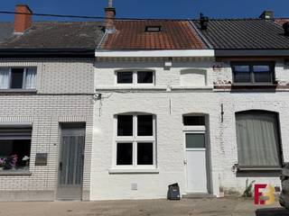 <p>Op zoek naar een gezellige woning met ruimte én centrale ligging? Dan is deze charmante woning in de Weverstraat in Wetteren zeker het ontdekken waard.<br /><br />Hier geniet je van een aangename leefruimte met open keuken, een praktische badkamer en maar liefst drie slaapkamers. De woning biedt een fijne combinatie van comfort en functionaliteit en vormt een aangename thuis voor wie graag rustig woont, maar toch alles binnen handbereik heeft.<br /><br />Dankzij de centrale ligging in Wetteren bevinden winkels, scholen, horeca en dagelijkse voorzieningen zich vlot in de buurt. Ook de verbinding richting Gent en omliggende gemeenten zijn een mooie troef.<br /><br />Een woning met karakter, ruimte en een ligging die wonen net dat tikkeltje makkelijker maakt.<br />Ontdek jij hier jouw nieuwe thuis? Contacteer ons voor een bezoek!</p>