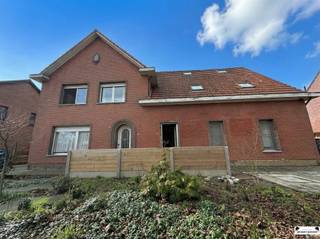 <p><span>Dakappartement met 1 slaapkamer te Wuustwezel</span></p><p><span>Dit dakappartement, gelegen op de tweede verdieping, is als volgt ingedeeld:</span></p><p><span>Via de inkomhal betreedt u de lichtrijke woonkamer (24 m²), voorzien van veluxramen die zorgen voor een aangename lichtinval. De ruimte beschikt over een praktische kastenwand met veel opbergruimte en een ingemaakte bureau.</span></p><p><span>De geïnstalleerde keuken is uitgerust met een spoelbak en een gaskookvuur.</span></p><p><span>Verder is er een ruime slaapkamer (16 m²) en een badkamer met ligbad, lavabo, aansluiting voor een wasmachine en voldoende opbergmogelijkheden.</span></p><p><span>Bij het appartement horen eveneens een garage en een staanplaats op de gemeenschappelijke oprit.</span></p><p><span>Praktisch:</span></p><ul><li><span>Geen gemeenschappelijke kosten</span></li><li><span>3 maanden huurwaarborg</span></li><li><span>Geen huisdieren toegelaten</span></li><li><span>Beschikbaar vanaf 01/05/2026</span></li></ul>