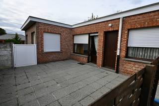 Te renoveren laagbouwwoning vlak bij winkels en het centrum van Nijlen . <br /><br />Indeling : Inkomhal , woonkamer , eetplaats , keuken , slaapkamer , berging/ wasplaats . <br />Kelder.<br />Afzonderlijke garage + tuinberging . <br /><br />Renovatieplicht van toepassing.<br /><br />Attesten te downloaden op website .<br /><br /> 