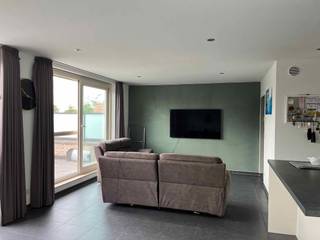<div>Centraal gelegen appartement, 1ste verdiep, omvat woonkamer met open keuken, berging, nachthal, toilet, badkamer (douche en lavabo), 2 slaapkamers, ruim terras (met zonneluifel) en garage.</div><div><br />Geen huisdieren toegelaten!<br /> </div>