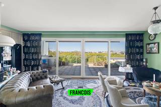 Ontdek dit unieke penthouse te koop in het centrum van Oostende, gelegen aan het prachtige Leopoldpark. Een instapklaar eigendom waar rust, licht en een uitzonderlijke ligging samenkomen.<br /><br />Deze stijlvolle woonst in Oostende biedt een lichtrijke leefruimte met directe toegang tot een riant terras dat uitkijkt over het groene Leopoldpark. Hier geniet je dagelijks van een oase van rust, midden in het bruisende centrum van Oostende. De open keuken sluit naadloos aan op de leefruimte en is praktisch ingericht. Verder beschikt deze woning over een ruime slaapkamer en een verzorgde badkamer. Dankzij de topligging nabij het centrum, winkels, restaurants en de zeedijk, is dit de ideale woonst voor wie comfortabel wil wonen of een tweede verblijf zoekt in Oostende.<br /><br />Interesse in dit penthouse te koop in Oostende? Contacteer Immo Francois en plan vandaag nog je bezoek. Als vastgoedexpert actief in Oostende en omstreken begeleiden wij je graag bij elke stap naar jouw nieuwe thuis.<br /><br />Overweeg je jouw woning te verkopen in Oostende? Immo Francois helpt je graag met een professionele en persoonlijke aanpak.<br /><br />Woning verkopen in Oostende? Vraag je gratis schatting aan bij Immo Francois via oostende@immofrancois.be<br /><br />