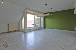 SCHEDULE YOUR VISITE ON OUR WEBSITE : https://www.claeswillems.be/fr/a-louer
This well-maintained and functional apartment comprises an entrance hall, a living room with dining area, and an open-plan fitted kitchen. A terrace completes the property.
The apartment features two bedrooms and two bathrooms: one bathroom with a bathtub and washbasin, and a second bathroom with a shower and washbasin. There is also a practical storage room.
The building is equipped with an elevator. The apartment has air conditioning and benefits from an excellent EPC rating B, ensuring energy-efficient living.
Good location within walking distance of public transport, shops, and schools.
Monthly charges: €90/month
Provision for private water consumption: €30/month