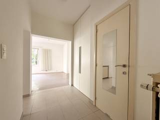 WILRIJK - Ringlaan: Instapklaar gelijkvloersappartement met 2 slaapkamers en aangename tuin. BESCHRIJVING: Zeer mooi gelijkvloersappartement in goed...
