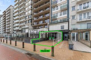 Dit uiterst ruim handelspand met woonst, vinden we terug op een commercieel gunstige ligging op de Blankenbergse zeedijk. Gelegen tussen het Casino en de Pier, kan worden gesteld dat het handelspand een grote zichtbaarheid geniet en dus ideaal gelegen in voor uw commerciële uitbating of als investering.<br /><br />Het pand bestaat uit een magazijn/ winkelruimte die verlengd wordt met een veranda. Achterliggend treffen we een woonst aan die kan fungeren als volwaardig appartement (met keuken, woonkamer en badkamer) of als extra opbergruimtes voor de handelszaak, ook heeft het appartement een leuke buitenkoer. <br /><br />Laat u verleiden door deze topper en leg nu uw afspraak vast!<br /><br />