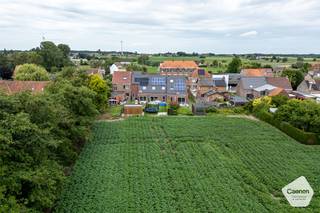 <strong><u>OPENDEURDAG OP DONDERDAG 2 JULI 2026 tussen 15u00 en 18u00 ( op afspraak)</u></strong><br /><br />ENERGIEZUINIGE TIJDLOZE RECENTE WONING ( BOUWJAAR 2021) op zeer AANGENAME LOCATIE MET ZICHT OP DE VELDEN. Deze INSTAPKLARE woning bestaat uit volgende indeling: inkom, apart hangtoilet met fonteinset, OPEN volledig ingerichte keuken en ZONNIGE leefruimte met zicht op de tuin, aan de keuken is er een PRAKTISCHE bergruimte /wasplaats met extra wastafel. Op de eerste verdieping zijn er 3 MOOIE slaapkamers, PRACHTIGE badkamer met inloopdouche, Ligbad & Wastafel in meubel en hangtoilet. Op de tweede verdieping is er nog volledig geïsoleerde zolder te bereiken met een schuiftrap waar er een 4de slaapkamer aanwezig is. Mooi terras en AANGELEGDE ZUIDGERICHTE tuin met vijver , prachtig tuinhuis en met open zicht OP DE VELDEN MET OPEN ZICHT OP DE VELDEN & prachtig tuinhuis. De woning heeft veel troeven:<strong> 8 zonnepanelen</strong>, <strong>Aircosysteem</strong>, <strong>Regenwaterput van 5000 liter</strong>, <strong>Alarmsysteem & Camerasysteem</strong>. <strong>Inpandige GARAGE</strong> met automatische poort & Centrale ligging nabij de autosnelweg. Deze woning kan gekocht worden onder het registratiestelsel. Er is tevens ook een mooie oprit en voldoende parkeerplaats. Laat zo’n mooie kans niet voorbijgaan! <strong>Energielabel A!</strong><br /><br /><u><strong>Gelijkvloers:</strong></u>
<ul>
<li>Inkom met apart hangtoilet;</li>
<li><strong>Open volledig </strong>ingerichte keuken;</li>
<li>Zonnige leefruimte met zicht op de tuin;</li>
<li>Praktische bergruimte/wasplaats met extra wastafel;</li>
<li><strong>Inpandige garage </strong>met automatische poort;</li>
<li><strong>Zonnige tuin & terras</strong> met tuinhuis, vijver en prachtig open zicht;</li>
</ul>
<strong><u>Eerste verdieping:</u></strong>
<ul>
<li>3 MOOIE SLAAPKAMERS;</li>
<li><strong>Prachtige badkamer</strong> met inloopdouche, ligbad en wastafel in meubel en hangtoilet;</li>
</ul>
<strong><u>Tweede verdieping:</u></strong>
<ul>
<li>Op de tweede verdieping is er nog een geïsoleerde zolder die kan dienen als 4de slaapkamer / bureau;</li>
</ul>
<strong><u>Troeven:</u></strong>
<ul>
<li><strong><u>8 zonnepanelen;</u></strong></li>
<li><strong><u>Aircosysteem;</u></strong></li>
<li><strong><u>Regenwaterput van 5000 liter;</u></strong></li>
<li><strong><u>Alarmsysteem & Camerasysteem;</u></strong></li>
<li><strong><u>Mooie oprit en voldoende parkeerplaats;</u></strong></li>
<li><strong><u>Toplocatie nabij alle verbindingen;</u></strong></li>
<li><strong><u>Energielabel A</u></strong></li>
</ul>
<br />Voor meer informatie of verdere vragen neem gerust contact op met: <strong>oostkamp@caenen.be</strong><br />