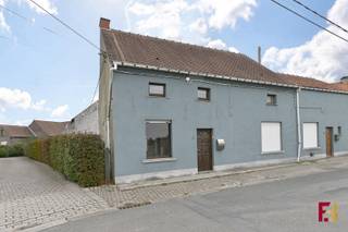 Op een fijne locatie, vlak bij het centrum van Merelbeke, vind je deze charmante halfopen woning met een aangename tuin.Perfect voor wie op zoek is...