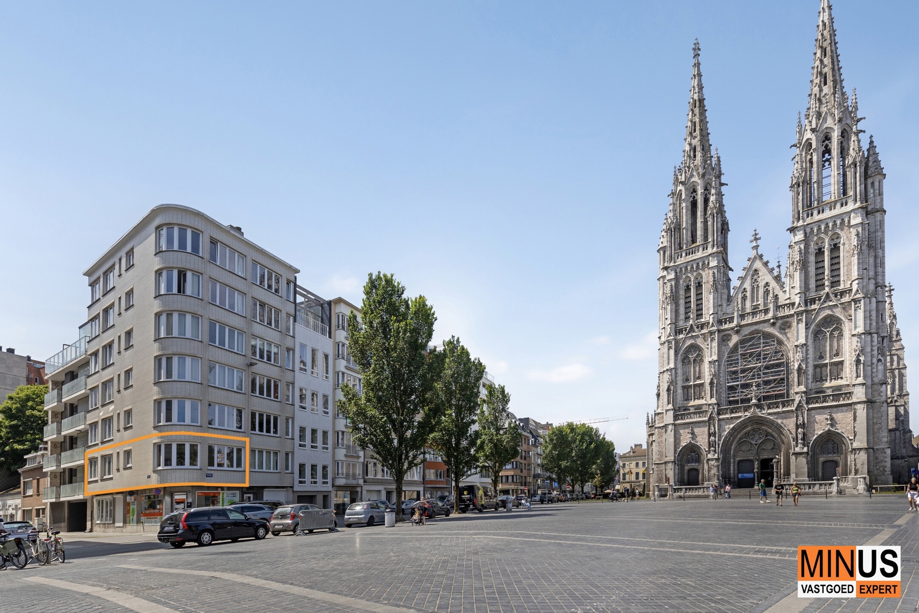 Lichtrijk appartement met 2 slaapkamers en uitzicht op het Sint-Petrus- en Paulusplein - foto 1