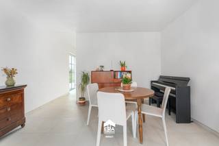 eze energiezuinige, instapklare nieuwbouwwoning in het centrum van Peer combineert een topligging met een prachtige pastorijstijlwoning. Gelegen...