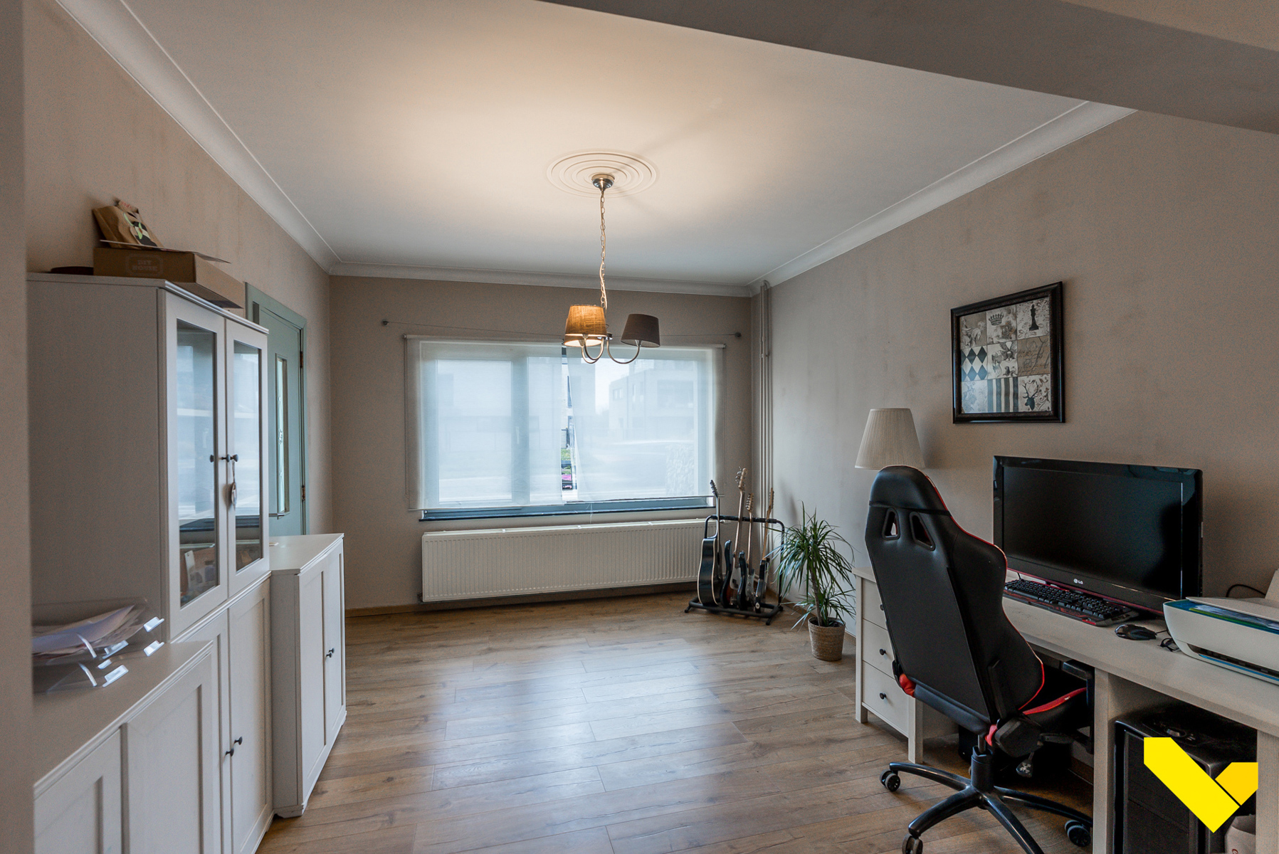 Instapklare ruime gezinswoning op een groot perceel. - foto 2