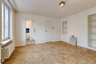 Dit instapklaar appartement op een toplocatie in Brugge beschikt over een gunstig energieverbruik (label C) en een goedgekeurde elektrische keuring.<br /><br />De bereikbaarheid is een grote troef. Het appartement bevindt zich op wandelafstand van lokale winkels, gezellige terrasjes en het openbaar vervoer. Wie een appartement wil kopen in Brugge, vindt hier de perfecte balans tussen rust en een centrale ligging. <br /><br />Indeling (ca. 52 vierkante meter):<br /><br />Gelijkvloers:<br />- gemeenschappelijke fietsenberging<br /><br />Tweede verdieping<br />- inkomhal met ruimte voor een vestiaire<br />- lichtrijke woonkamer <br />- recent vernieuwde keuken <br />- ruime slaapkamer <br />- moderne badkamer <br />- berging met aansluiting voor wasmachine<br /><br />Derde verdieping<br />- privatieve zolderberging<br /><br />Bestuursmaatregelen in het maatregelenregister: nee