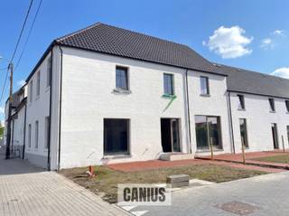 <p><span>WONEN IN DE PAREL VAN HASPENGOUW</span></p><p><span> </span></p><p><span>Wonen in een unieke setting waar heden & verleden elkaar ontmoeten!</span></p><p><span>Overhof is een uitzonderlijk woonproject in het landelijke Hoepertingen, een deelgemeente van de stad Tongeren-Borgloon. Dit kleinschalig project bestaat uit stijlvolle open bebouwingen, afgeschermd achter een geklasseerde vierkantshoeve. Dit alles midden in de natuur. De bakker, de slager, de dokter, de apotheker en winkels liggen allemaal in de nabije omgeving. Voor het meest kostbare goed dien je je woning niet te verlaten, rust!</span></p><p><span> </span></p><p><span>Start fase II</span></p><p><span>De eerste fase bestaande uit dertien stijlvolle open bebouwingen werd succesvol afgerond en is volledig uitverkocht. Momenteel is verkoop van fase II gestart, namelijk de hoeve zelf. Dit houdt de renovatie in van de oude beschermde hoeve die werd opgericht in 1850. Dit vertaalt zich in een uniek plaatje, waarbij de rijke geschiedenis & de authentieke details voelbaar aanwezig zullen zijn. Dit alles in combinatie met hedendaagse technieken. </span></p><p><span> </span></p><p><span>Woning 1 beschikt over 166m² woonoppervlakte en biedt een inkomhal, een apart toilet, een leefruimte met open keuken en een berging. Op de eerste verdieping ontdekken we de nachthal, 3 slaapkamers en een badkamer.</span></p><p><span> </span></p><p><span>Bijkomend beschikt deze woning over een zolder, een kelder, een private tuin met terras en 2 vaste parkeerplaatsen.</span></p><p><span> </span></p><p><span>KORT SAMENGEVAT</span><span>:</span></p><p><span>Vraagprijs: € 370.000,00</span></p><p><span>Verkoop onder registratierechten (2% of 12%)</span></p><p><span>Parkeerplaatsen inbegrepen in de prijs.</span></p><p><span> </span></p><p><span>Maak kennis met Hoeve Overhof</span></p><p><span>Wonen in een vierkantshoeve te midden van groen en omgeven door boomgaarden?</span></p><p><span>Contacteer de medewerkers van Canius op het nummer 011 74 12 36 of via e-mail <span>info@canius.be</span></span><span> om samen te ontdekken welke woning jouw toekomstige thuis wordt. </span></p><p><span> </span></p><p><span>*Deze gegevens zijn louter ter informatieve titel. De vermelde oppervlaktes zijn slechts een indicatie. Canius Real Estate kan niet verantwoordelijk gesteld worden voor de juistheid van de aan haar verstrekte gegevens. </span></p><p><span> </span></p><p><span> </span></p>